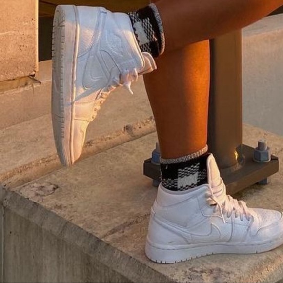 AUTHENTIC White Nike Air Jordan 1 Mid Shoes - Picture 5 of 6